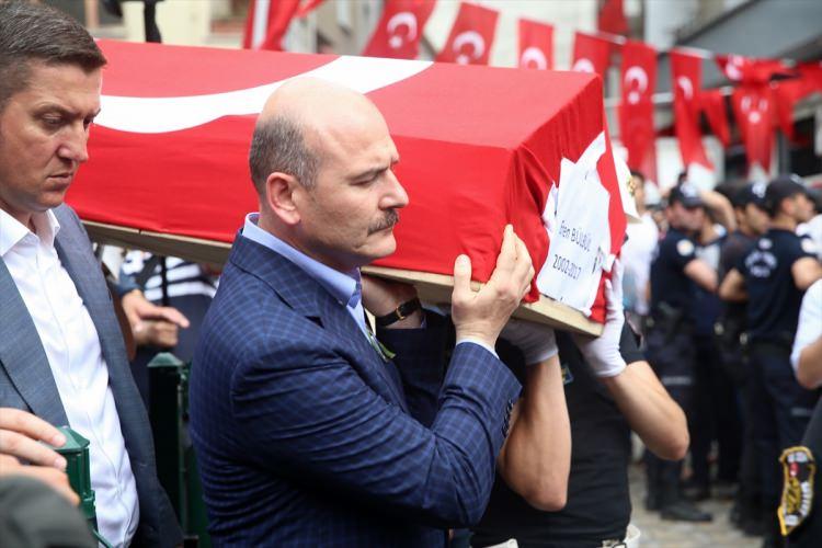 <p>Bülbül'ün tabutuna İçişleri Bakanı Süleyman Soylu da omuz verdi. </p>