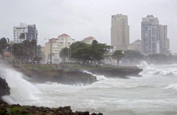 <p>ABD’nin güneyindeki Karayip adası Dominika’yı vuran Erika fırtınası nedeniyle meydana gelen aşırı yağış ve sel sonucu en az 20 kişi hayatını kaybederken, 31 kişiden de haber alınamıyor.</p>

<p> </p>
