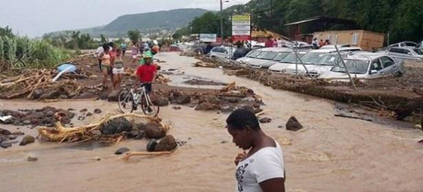 <p>ABD’nin güneyinde yer alan Karayip adası Dominika’yı Erika fırtınası vurdu. Meydana gelen aşırı yağışın ardından sel ve toprak kayması oluştu. Yetkililer, ülkedeki etkisini arttıran fırtınada en az 20 kişinin hayatını kaybettiğini ve çok sayıda vatandaştan da halen haber alınamadığını söyledi. Barbados merkezli Karayipler Afet Acil Müdahale Ajansı yetkilileri, 72 bin kişinin yaşadığı adada 31 kişinin kayıp olduğunu aktardı.</p>

<p> </p>

