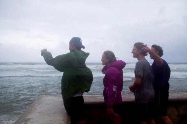 <p>20 kişinin ölümüne, 31 kişinin kaybolmasına neden olan fırtınanın devam ettiği anlarda, insanların sahillerde fotoğraf ve selfie çekmeleri ilginç görüntülere sahne oldu.</p>

<p> </p>
