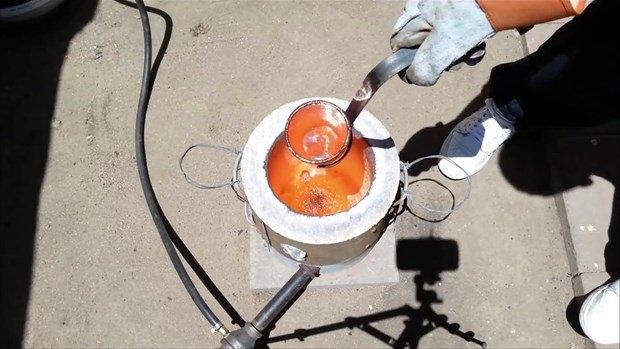 <p>&Ouml;nce bakırı eritti.</p>

<p>&nbsp;</p>
