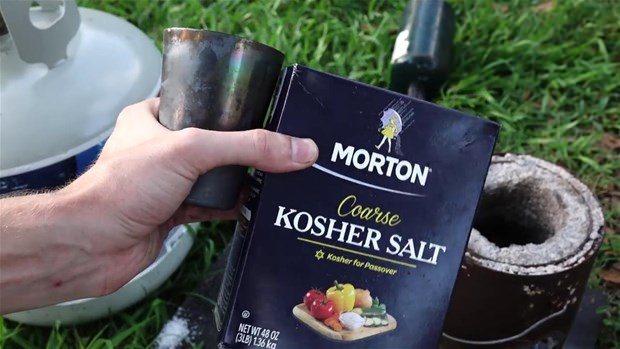 <p>Devamında tuzu alıp eritiyor.</p>

<p> </p>
