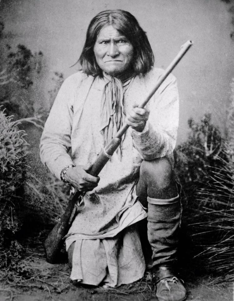 <p>Geronimo, (16 Haziran 1829 tarihinden 17 Şubat 1909 tarihine kadar)  Kızılderili lideri. Beyazlara karşı mücadele veren kahraman ve son kızılderili olarak tanınmıştır. Kendi adı öz dilinde Gokhlayed (Esneyen Adam) olarak biliniyor.</p>
