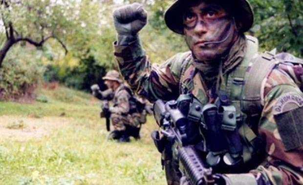 <p><strong>Eğitimleri</strong></p>

<p>Yurtiçi, yurtdışı ve ihtisas eğitimi olmak üzere 3 ayrı dalda 47 ayrı ders eğitimi gören "bordo bereliler", 3.5 yılda yetişmektedir.Yurtiçinde 72 hafta süreli temel nitelikli kurslar gören elit askerlere, bu eğitimden sonra yurtiçi ve yurtdışında ihtisas eğitimi verilmekte, ihtisas süreleri 10 ila 52 hafta arasında değişmektedir.</p>
