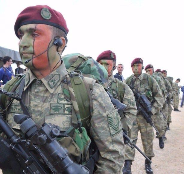 <p>Yurtiçinde; savaş beden eğitimi, özel harekat, yakın muharebe, teşhis-tanıma, uzak mesafeli keşif ve devriye, sızma, yaşamı sürdürme - sorgulama sorguya mukabele, kaçma - kurtulma, hedef tarifi - ateş tanzimi - hasar tespiti, özel operasyon, psikolojik harekat, halka yardım, paraşüt, komando, gayri nizami savaş, koruma, kış muharebesi, kurbağa adam, serbest paraşüt eğitimi.</p>
