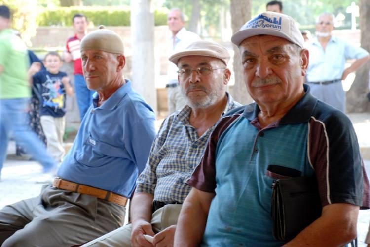 <p>Sigorta girişi 8 Eylül 1999 veya sonrası olanlar SSK kapsamında 25 yıl sigortalılık süresi ve 4500 prim günü ve 58 (kadm), 60 (erkek) yaş şartıyla emekli olabiliyor. 30 Nisan 2008'den sonra SSK'lı olanlarda emeklilik için 5400 gün gerekiyor.</p>