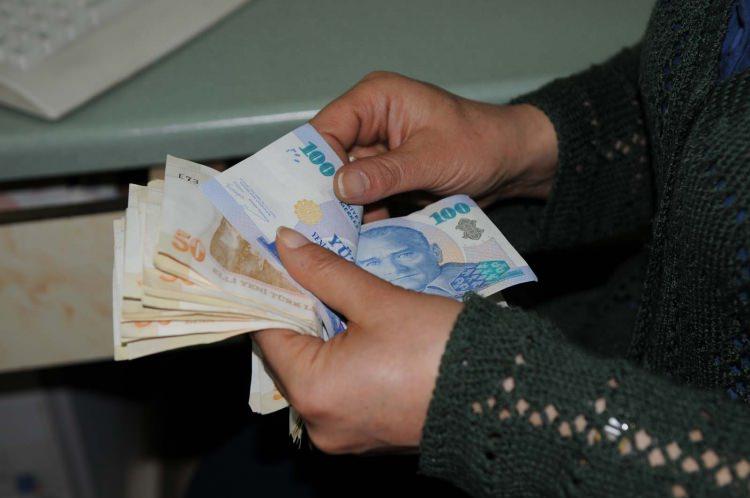 <p> Buna göre; yüzde 80-100 arası engelliliği olanlar yaşları ne olursa olsun en az 15 yıl ve 3600 günle, yüzde 60-79.9 arası engelliliği olanlar yaşları ne olursa olsun en az 18 yıl sigortalılık süresi ve 4000 günle emekli olabilirler.</p>