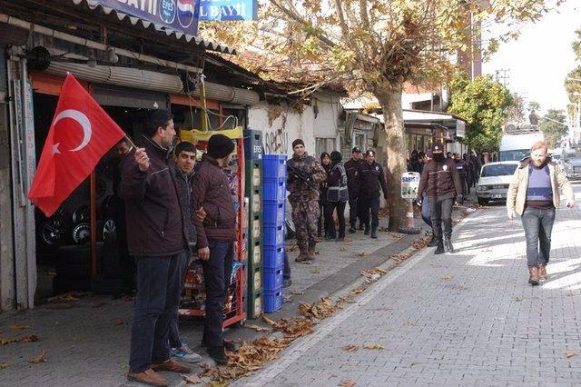 <p>Adana'nın Ceyhan ilçesinde yasa dışı gösterilerin düzenlendiği mahallelerde bin polisin katılımıyla "huzur" uygulaması yapıldı.<br />
<br />
<a href="http://video.haber7.com/video-galeri/81570-reis-talimati-verdi-ozel-harekat-kabus-gibi-coktu" target="_blank"><span style="color:#FFD700"><strong>VİDEO İÇİN TIKLAYIN</strong></span></a></p>
<p> </p>
<ul>
</ul>