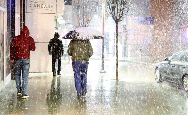 <p>Erzurum'da nisan ayının son günlerinde etkili olan kar yağışı, yaşamı olumsuz etkiledi.</p>
