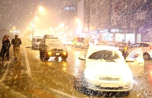 <p>Kentte akşam saatlerinde başlayan ve aralıksız etkisini sürdüren kar yağışı nedeniyle, vatandaşlar zor anlar yaşadı, ağaç ve bitkilerin de karla kaplandığı kentte, sürücüler yolda ilerlemekte güçlük çekti.</p>
