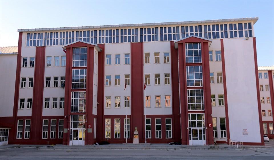 <p>Soruşturma çerçevesinde, İl Emniyet Müdürlüğü Kaçakçılık ve Organize Suçlarla Mücadele Şubesi ekipleri, Başsavcılığın talimatı doğrultusunda Olağanüstü Hal (OHAL) kapsamında Kanun Hükmünde Kararname (KHK) ile Milli Eğitim Bakanlığına devredilen eğitim kurumlarında inceleme yaptı.</p>
<p> </p>