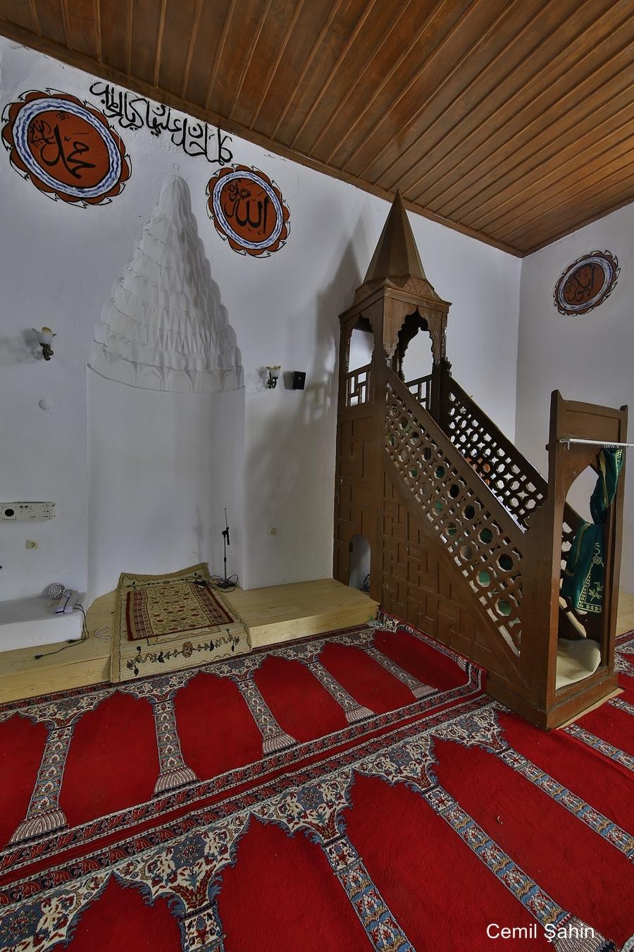 <p>Sultan İkinci Abdülhamid zamanında önemli bir onarım gören Orhan Gazi Camii Osmanlı Devri Türk mimari sanatının dini mimari alanında ilk kubbeli yapı denemesinin örneğidir</p>
