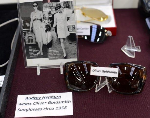 <p>Bir koleksiyoncunun standındaki sinema yıldızı Audrey Hepburn'un güneş gözlükleri, ziyaretçilerden büyük ilgi görüyor. 1993 yılında hayatını kaybeden yıldızın gözlüğünün fiyatı açıklanmıyor.</p>
