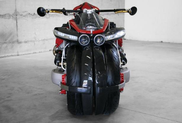 <p>Eşi benzeri bulunmayan bu motosiklet 2016 Cenevre Motor Show'unda motorseverler tarafından yoğun ilgi gördü.</p>