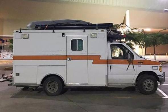 <p>Californial Ian Dow adında macera tutkunu bir adam yaklaşık 2800 dolara (yaklaşık 10 bin Türk lirası) satın aldığı eski bir ambulansa yeni bir şekil vermek istedi.</p>