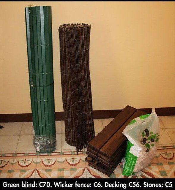 <p>Balkonunu değiştirmek çok basit ve uygun malzemeler kullandı.</p>