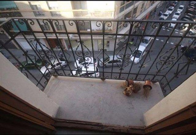 <p>Balkonunda sıkılınca çareyi değiştirmekte bulan ev sahibi, küçücük balkonunu adeta baştan dekore etti...</p>
