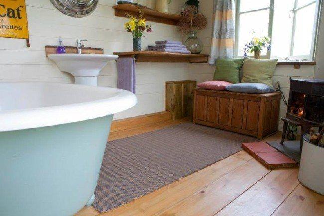 <p>Yıllar önce, Güney Galler ile Londra arasında yolcu taşıyan 41 kişi kapasiteli otobüs, artık önündeki müçük verandasıyla benzerine az rastlanacak türden bir tatil evi. </p>
<p> </p>
