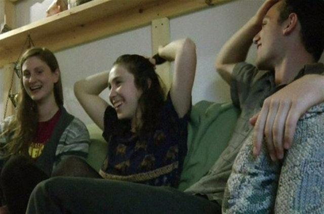 <p>Üç arkadaş bir gece koltukta film izlerken, koltuğun dirsek kısmında bir şey farkettiler ve bakmaya karar verdi.</p>