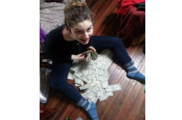 <p>Parayı bir aile kızlarının geleceği için 30 yıl boyunca biriktirmiş. Kadının eşi vefat ettikten sonra, koltuğun altındaki parayı unutmuş. Koltuğu satarak kendisine yeni bir yatak almış. Paradan, kızlarının da haberi yokmuş.<br />
Unutulan parayı Reese, Cally ve Lara, kıza iade etti. Bu olay karşısında aile her bir üniversite öğrencisine kişi başı 1.000 dolar para ödül verdi. </p>