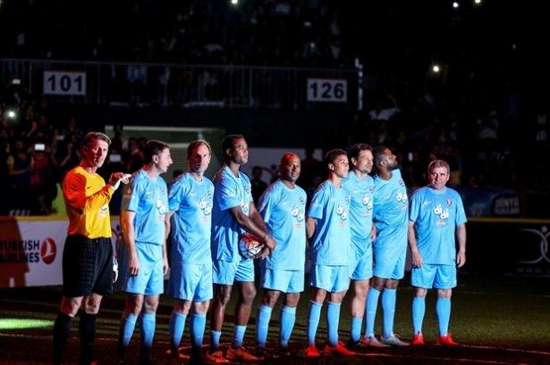 <p>Bülent Korkmaz, Evren Turan, Hakan Ünsal, Oğuz Çetin, Oktay Derelioğlu, Rüştü Reçber, Tolunay Kafkas, Lemi Çelik, Kerem İnan ve Faruk Atalay'dan oluşan Türk Yıldızları ile Pascal Nouma, Aron Winter, Jari Litmanen, Patrick Kluivert, Ronald de Boer, Şota Arveladze, Gheorghe Hagi ve Michael Kraft'ın yer aldığı Dünya Yıldızları karşı karşıya geldi.</p>