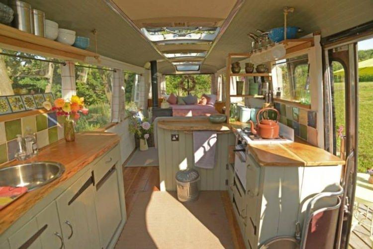 <p>Yıllar önce, Güney Galler ile Londra arasında yolcu taşıyan 41 kişi kapasiteli otobüs, artık önündeki müçük verandasıyla benzerine az rastlanacak türden bir tatil evi. </p>
