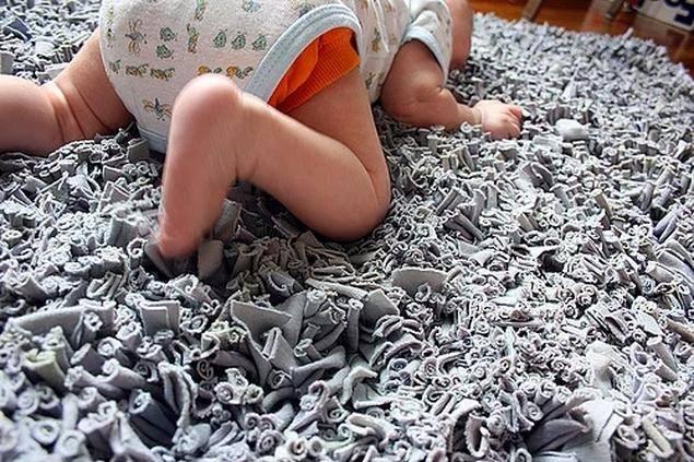 <p>Özellikle bebekli ailelerin derdi halıdan yükselen tozlar ve dizleri sürekli tahriş olan bebekler... İşte bu soruna çözüm eski tişörtlerinizden geliyor.</p>
