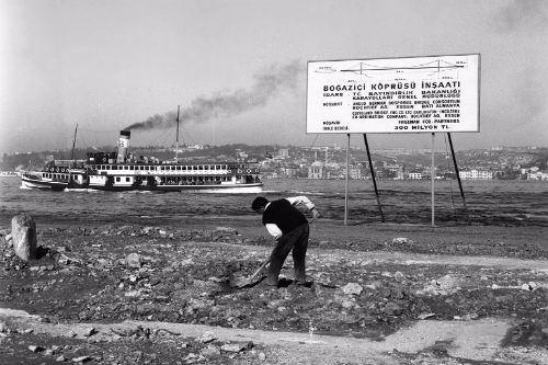 <p>Boğaziçi Köprüsü’nün temeli 20 Şubat 1970’te atıldı. İki ay sonra gazeteciler gittiğinde Karslı işçi Beyaz Name tek başına çalışıyordu.</p>
