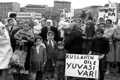 <p>Konut hakkı için çoluk çocuk yürüyen insanlar; “Gecekonduda biz, Teşvikiye’de siz”, “Kuşların bile yuvası var” pankartlarıyla...</p>
