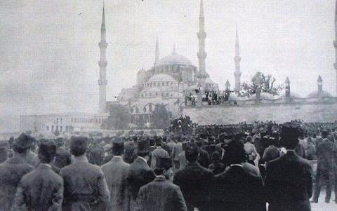 <p><strong>1919<br />
Sultanahmet Mitingi</strong></p>

<p> </p>

<p>15 Mayıs 1919'da İzmir'in işgal edilmesi üzerine İstanbul'da Türk Ocağı ve Karakol Cemiyeti'nin öncülük ettiği 1 milyon kişilik Sultanahmet Mitingi.</p>
