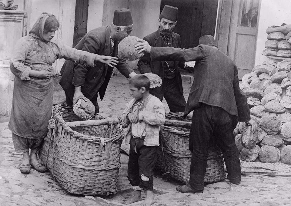 <p>1918 -  İstanbul'da Ekmek Dağıtan Bir Hayırsever</p>

<p>1.Dünya Savaşı'nın bittiği yıl, halk perişan halde...</p>
