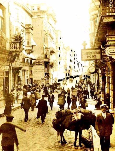 <p>1910 yılından bir kare. İstanbul'un Beyoğlu ilçesi 16. yüzyılın sonuna kadar genelde bağlık bahçelik bir alandı. Fakat 17. yüzyıldan itibaren Fransa ve Venedik elçiliklerinin açılması ilçeyi canlandırmıştır. 19. yüzyılda ise Beyoğlu bir ticaret merkezi haline gelmiştir.</p>
