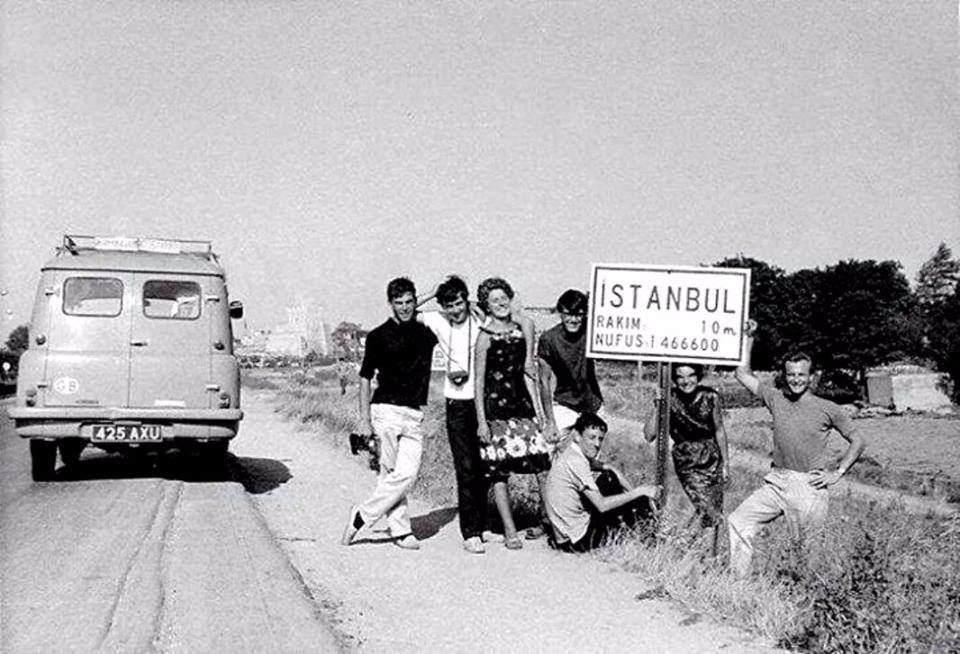 <p><strong>1960 - İstanbul</strong></p>

<p>İstanbul'un girişinden bir görüntü. O dönem tabeladan da anlaşılacağı üzere nüfus yaklaşık 1.5 milyonmuş. Şimdilerde İstanbul, 17-18 milyona yaklaşan müthiş bir nüfusa sahip...</p>
