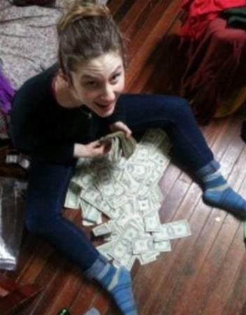 <p>Paranın yanında bir de zarf çıktı. Zarfın içinde paranın yatırılacağı banka hesabı ve kişinin ismi yazıyordu.</p>
<p>Banka hesabındaki isimden yola çıkan Reese, Cally ve Lara, paranın verileceği kişiyi buldu ve kapısını çaldı.</p>