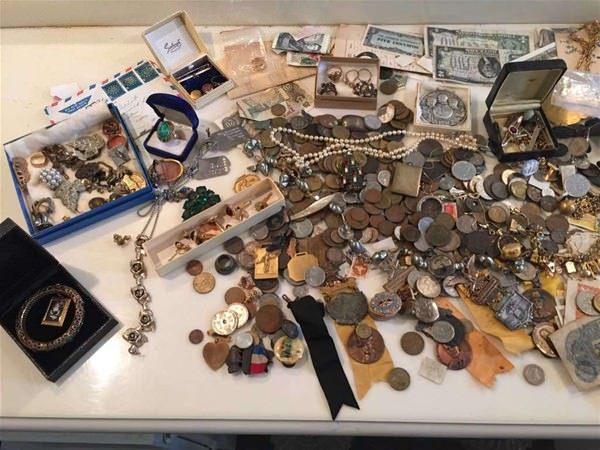 <p>Sonradan anlaşılana göre, şifonyerin içindeki paha biçilemez eşyalar, şifonyeri bit pazarında satan kişinin dedesine aitmiş. Satıcı, şifonyerin içindeki gizli bölmeyi ve eşyaları farketmemiş.</p>