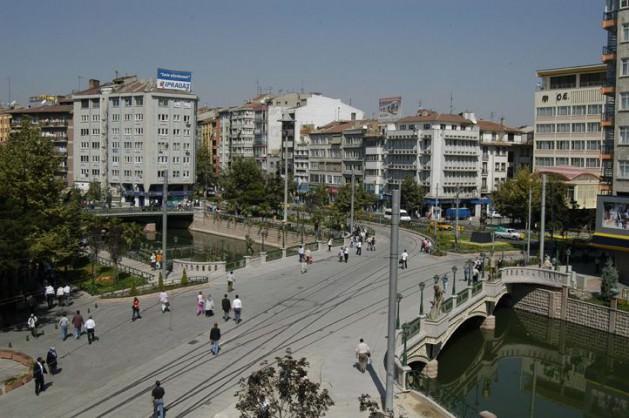 ESKİŞEHİR: Lüle taşı, krom, manyezit, bor madenciliği, makine İmalat ve metal eşya, havacılık, savunma sanayi, seramik ve ileri seramikler. Ayrıca, gıda, kimya, orman ürünleri, tekstil,