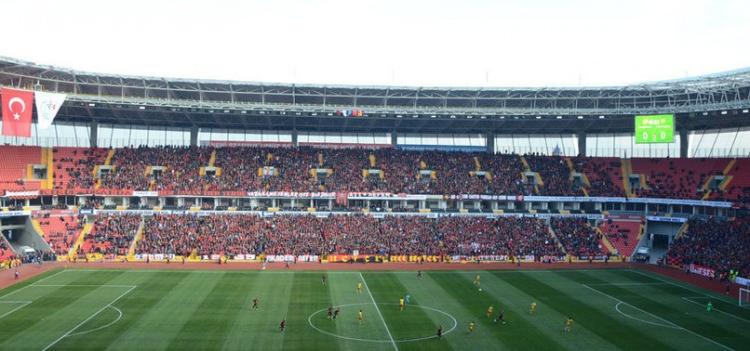 <p>TFF 1. Lig ekiplerinden Eskişehirspor, ligin 11. haftasında oynanan Yeni Malatyaspor maçı ile yeni evine merhaba dedi. Sazova mahallesinde yapılan yeni stadyumdaki ilk maçına çıkan Eskişehirspor'u taraftarı da yalnız bırakmadı. .</p>