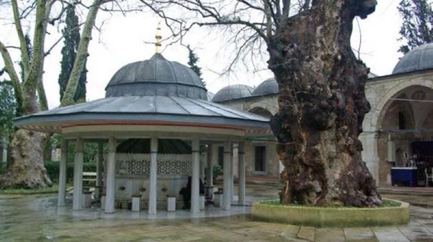 <p>ESKİ VALİDE CAMİİ: Eski Valide Camii ve Külliyesi (müftülük kayıtlarına göre Atik Valide Camii) İstanbul'un Üsküdar ilçesinde II. Selim'in eşi, III. Murat'ın ise annesi Afife Nur-Bânû Valide Sultan tarafından Mimar Sinan'a yaptırılmış olan camii ve külliye. Yapılış tarihi 1583'tür. Külliye, cami, medrese, tekke, sıbyan mektebi, kervansaray, hamam, darülkurra, darüşşifa'dan oluşur.</p>