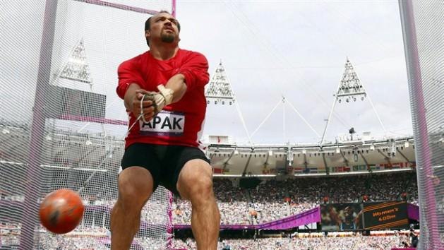 Erkekler gülle atmada yarışan sporcular Hüseyin Atıcı ile Eşref Apak'ın Londra macerası madalyasız sona erdi