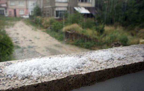 <p>Şiddetli yağış ve fırtına nedeniyle ilçenin bazı bölgelerinde elektrik telleri koptu, yollarda çökme meydana geldi.</p>
