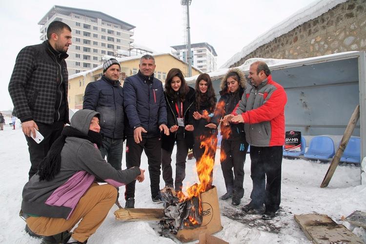 <p>Siirt'ten gelen sporculara ayrıca ateş yakarak ısınmalarını sağladıklarını ifade eden Kardaş, "Hava çok soğuk. Siirt'ten gelen bayan futbolcularımız, burada üşüdüler. Siirt buradan daha sıcak. Biz de onlara battaniye getirdik. Yedek kulübesinde battaniyeyle üstlerini örttük. Daha sonra ateş yakarak ısınmalarını sağladık." diye konuştu.</p>