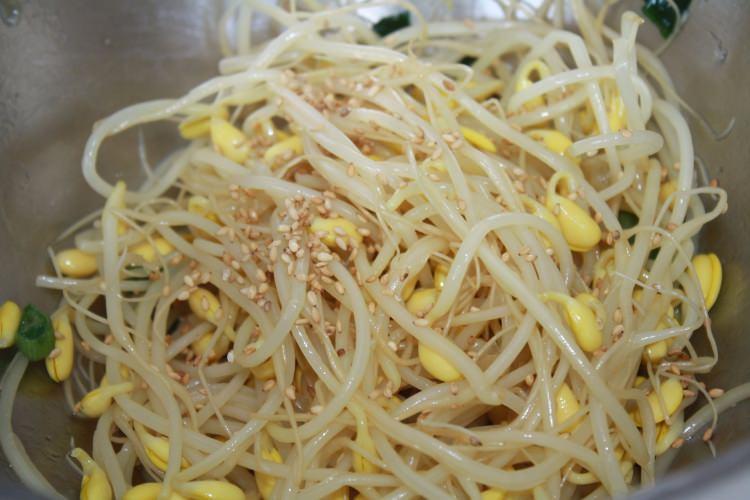 <p>Soya uzun yaşamın sırrı olarak ve besin değeri yüksek bir gıdadır. Beş bin yıldan beri soya, gerek gıda maddesi olarak gerekse, çeşitli ürünlerde kullanılmaktadır. </p>
<p><strong>Soyanın kullanıldığı alanlar;</strong></p>