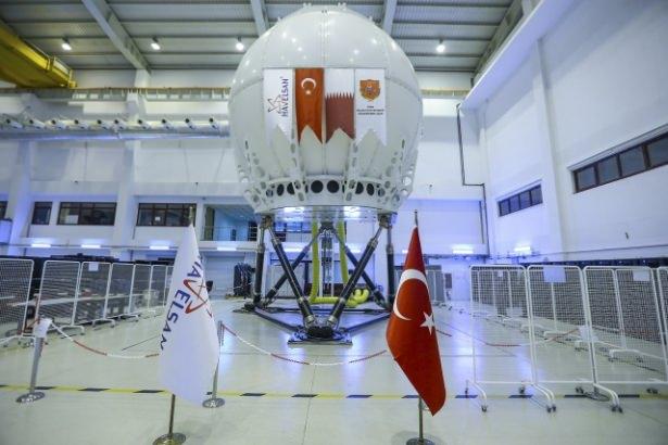 <p>Pilotların uçmadan önce birtakım eğitimlerden geçirildiğini ve yerdeki eğitimlerin başarıyla tamamlanmasının ardından fiili uçuşlara başlandığını anlatan Atalay, havadaki eğitimlerin hem pahalı hem de riskli olduğunu vurguladı. Maliyetleri ve riskleri asgariye indirmek için eğitimlerin simülatöre kaydırıldığını dile getiren Atalay, gelişen teknolojiyle simülatörlerde, pilotların kullanacağı araçlara yönelik bütün fonksiyonların, tüm fiziksel koşullarda test edilebildiğini ifade etti.</p>

