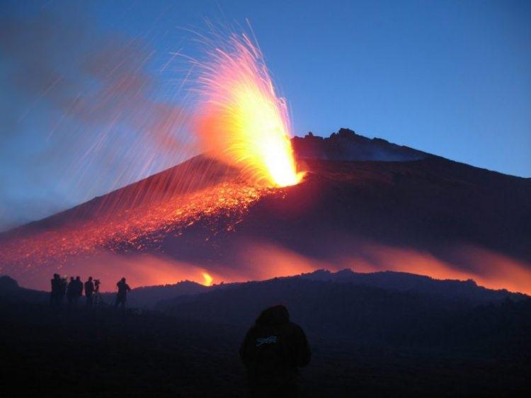 <p><strong>Etna Yanardağı faaliyete geçti</strong></p>

<p>İtalya'nın güneyindeki Sicilya Adası'nda bulunan aktif yanardağ Etna yeniden lav püskürttü.</p>
