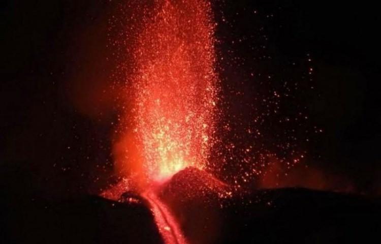 <p>Aylardır faaliyette olmayan volkanik yanardağ Etna, dün gece lav ve kül püskürtürken, Ulusal Jeofizik ve Volkanoloji Enstitüsü de Etna ve civarında turuncu alarm verdi.</p>

<p> </p>
