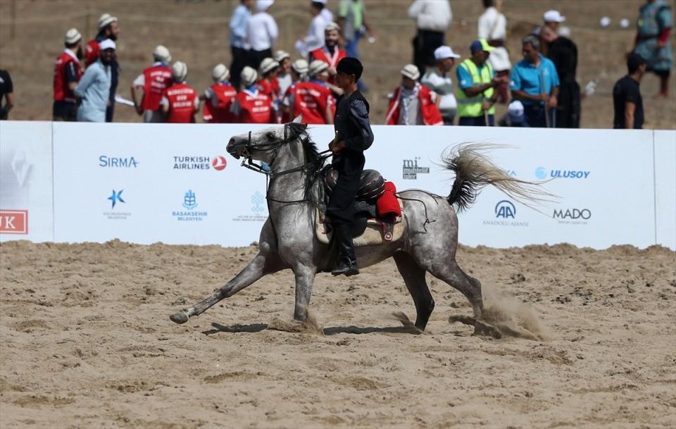 <p>Bunun bir nebze de olsa başarıya ulaştığını maalesef kimse inkar edemez. Ancak şu anda bizler, yakın zamanda 15 Temmuz hadisesinin de ortaya koyduğu gibi geleceğin milleti olarak çok daha iddialı yürüyüş sergileyeceksek, unutulmaya yüz tutmuş dilimizle, edebiyatımızla, sanatımızla, estetik anlayışımızla, sporlarımızla yeniden kucaklaşmak, bunlarla yeniden kuşanmak durumundayız.</p>

<p> </p>
