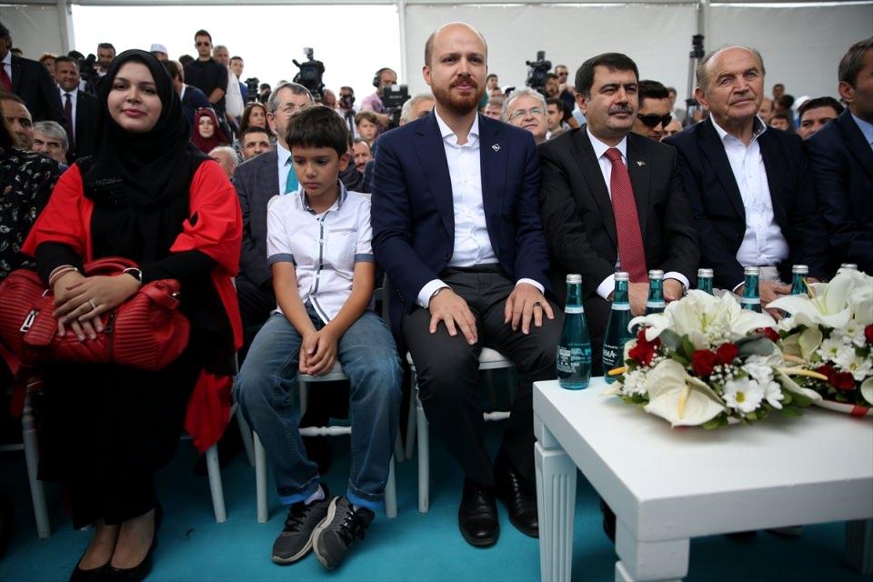 <p>'Türk milleti olarak kendi renklerimizle boyanalım' Geleneksel sporların Türkiye'de hak ettiği değeri görmediğini bildiklerini anlatan Erdoğan, sözlerini şöyle sürdürdü:</p>

<p> </p>
