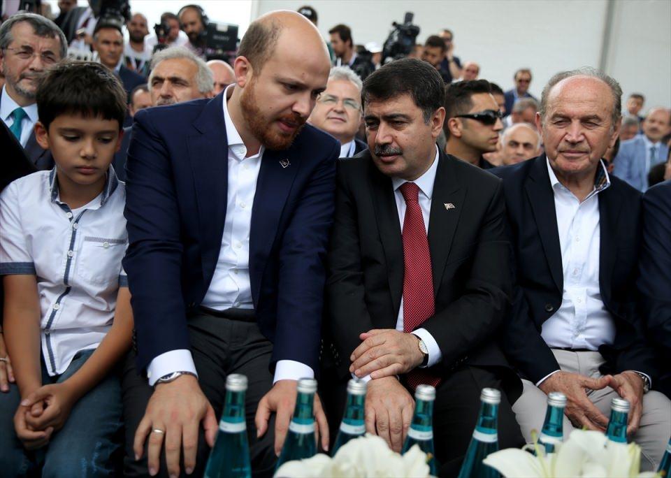 <p>'İster istemez insanların dikkatini de çekmemiz gerekiyordu. Maksadımız elbette geleneksel ata sporlarımızın yanında, bu sporlarımız gibi unutulmaya yüz tutmuş olan müziklerimizi, el sanatlarımızı, geleneksel halk kültürlerimizi, dilimizi, kuşamımızı, danslarımızı ve oyunlarımızı; bugün, yarın ve pazar günü güzel bir şekilde buluşturmak suretiyle, yeniden Türk milleti olarak kendi renklerimizle boyanalım.'</p>
<p> </p>