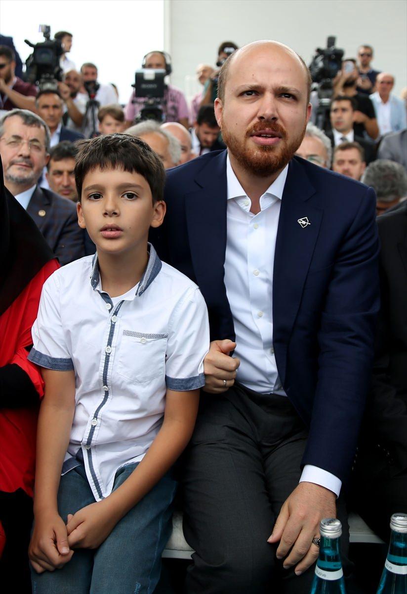 <p>Ülke olarak zor süreçten geçildiğini anlatan Erdoğan, şöyle konuştu: 'Millet olarak 15 Temmuz öncesi ve sonrasında Türkiye üzerinde belli odakların savaş açtığını görüyoruz. 21. yüzyılın savaşları demek ki böyle olacak. Güçlü millet olmamızın yolu aynı zamanda birlik olmamızdan geçiyor, beraber olmamızdan geçiyor.</p>

<p> </p>
