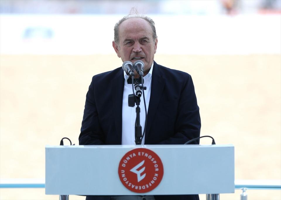 <p>Topbaş: 'Büyük bir geçmişe mensubuz' İstanbul Büyükşehir Belediye Başkanı Kadir Topbaş ise geleneklerden kaynaklanan ve milleti millet yapan değerlerin bulunduğunu dile getirdi.<br />
<br />
</p>
<p> </p>
<p> </p>